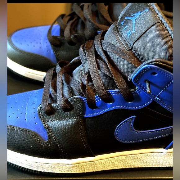 Air Jordan 1’s Mid Shoes (GS) Big Boys - Picture 9 of 11